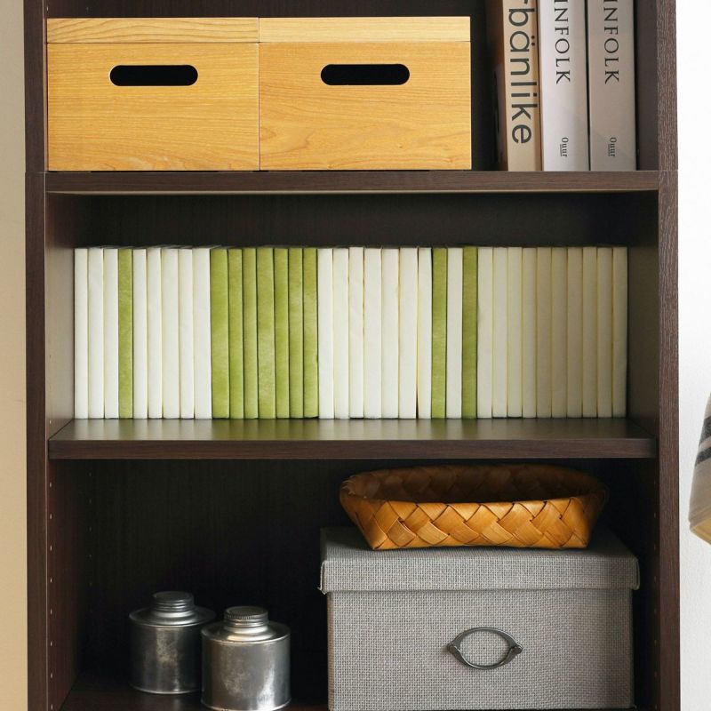 [コミックを36冊収納できます]棚1段の内寸幅は54.5cm。コミックを約36冊収納できるサイズです。