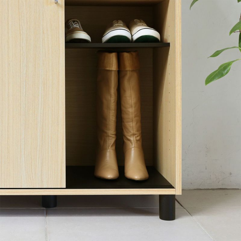 [背の高いブーツも収納可]下段の移動棚を外して使えば、背の高いブーツも収納することができます。