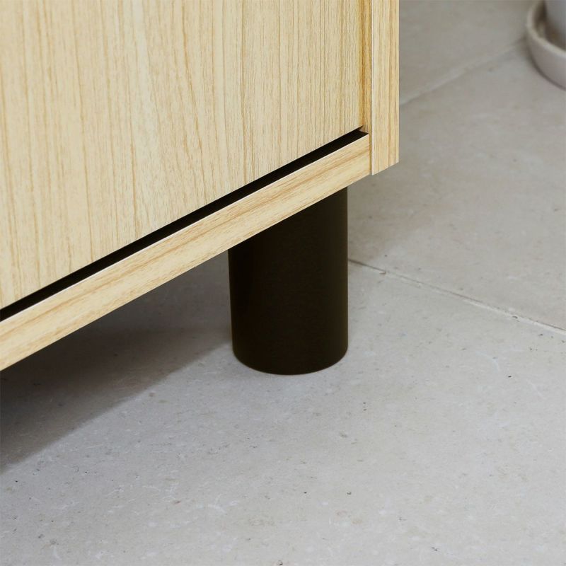 [樹脂製のフット付き]フット付きなので通気性がよく、土間でも安心して使えます。フットは樹脂製なので水濡れにも安心です。