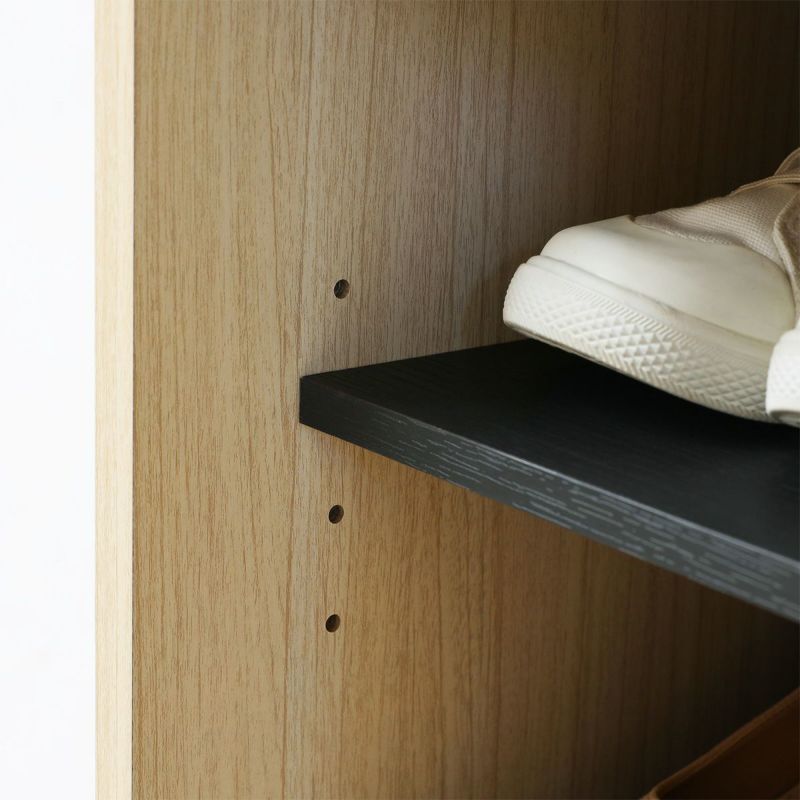 [高さを調節できる移動棚]4枚の棚板は3cm間隔で高さを調節できる移動棚。収納したい物に合わせて棚の高さを決めることができます。