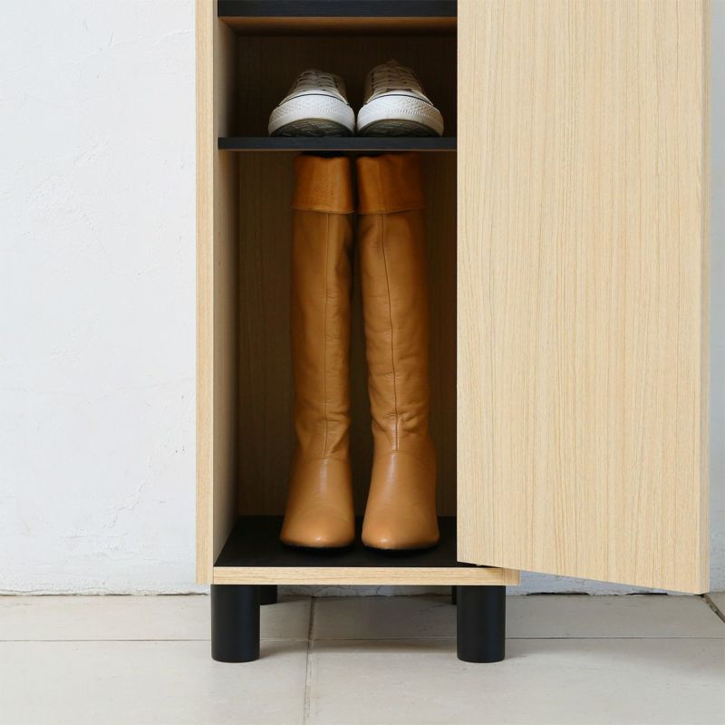 [背の高いブーツも収納可]下段の移動棚を外して使えば、背の高いブーツも収納することができます。