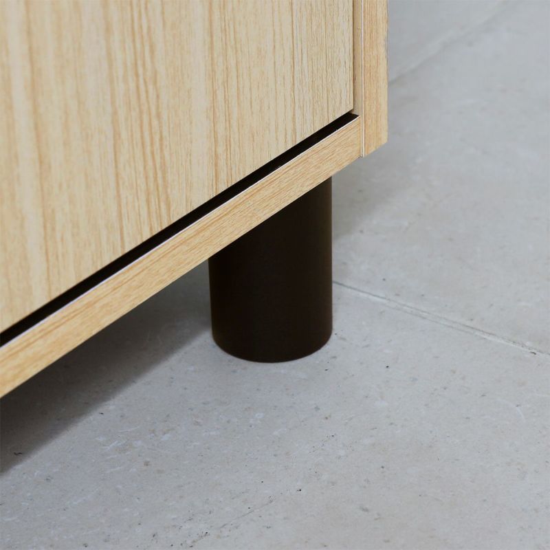 [樹脂製のフット付き]フット付きなので通気性がよく、土間でも安心して使えます。フットは樹脂製なので水濡れにも安心です。