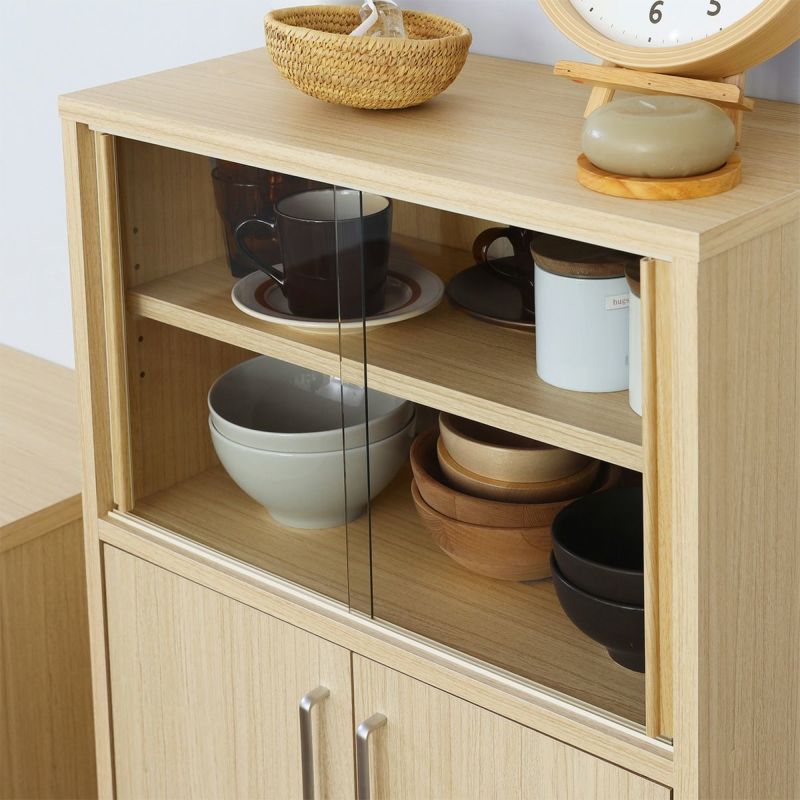 [中が見える透明ガラス]透明ガラスだから、食器をおしゃれにディスプレイしながらきれいに収納することができます。