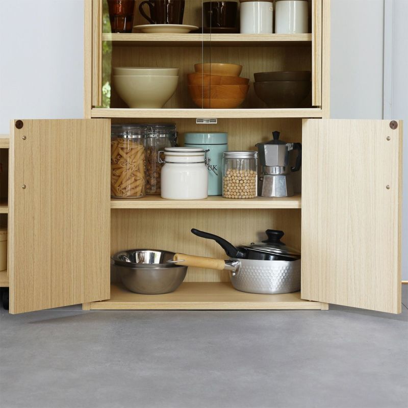 [木製扉で隠す収納]木製の扉は生活感が出やすいキッチン用品や雑貨を隠して収納できます。