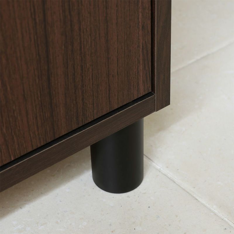 [樹脂製のフット付き]フット付きなので通気性がよく、土間でも安心して使えます。フットは樹脂製なので水濡れにも安心です。