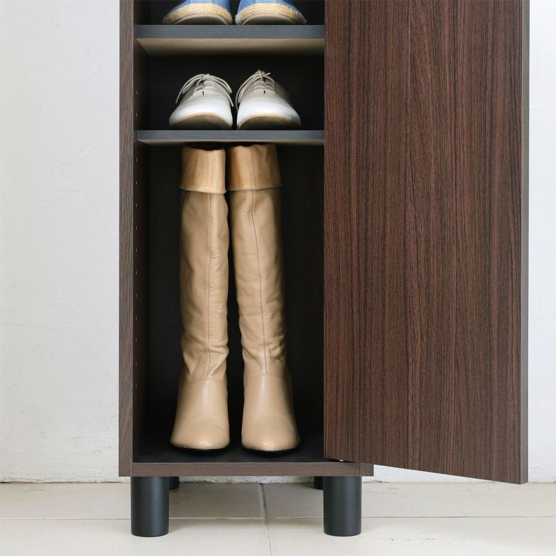 [背の高いブーツも収納可]下段の移動棚を外して使えば、背の高いブーツも収納することができます。