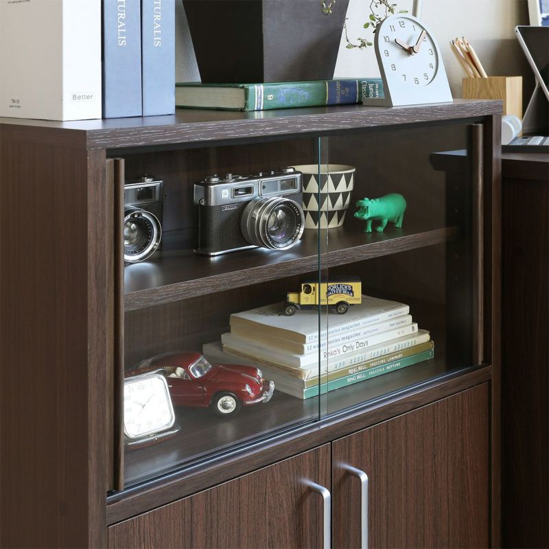 [中が見える透明ガラス]透明ガラスだから、食器をおしゃれにディスプレイしながらきれいに収納することができます。