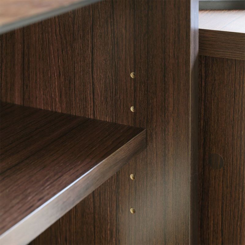 [高さを調節できる移動棚]2枚の棚板は3cm間隔で高さを調節できる移動棚。収納したい物に合わせて棚の高さを決めることができます。