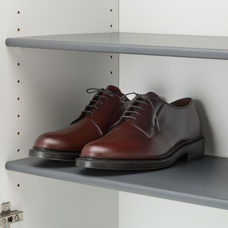 [革靴が入る奥行]平均的な男性の革靴が入る奥行です。（奥行有効内寸32.6cm）