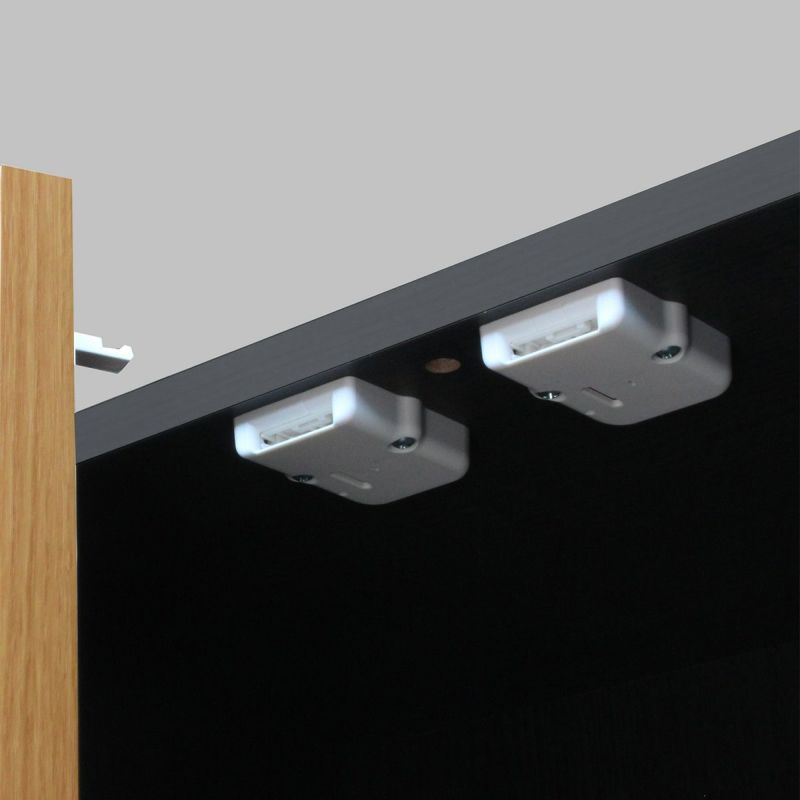 [安全機能、耐震ラッチ]地震などの振動で扉が開く事を防いでくれる、安心機能です。