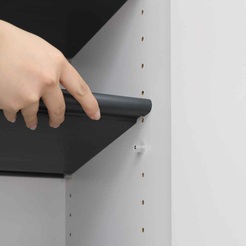 [樹脂製の移動棚（樹脂棚）]8枚の棚板は可動式。靴の大きさにあわせて棚の高さを変えることができます。※画像はWH色