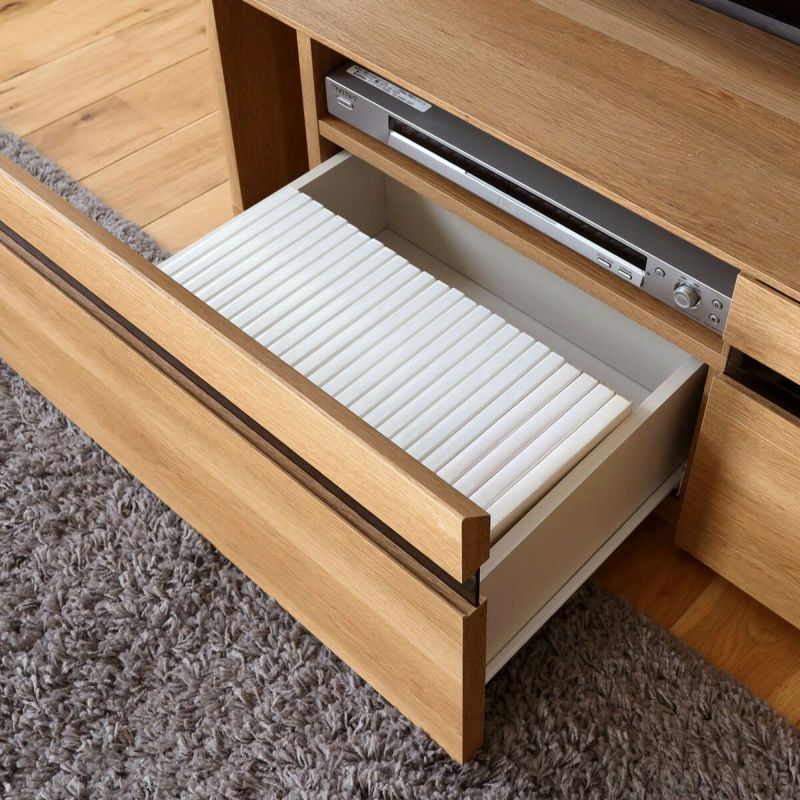 [引き出し収納]DVDやリビング小物の収納に使える引出収納。DVDはタイトル面を上にして左右で計約58枚収納できます。