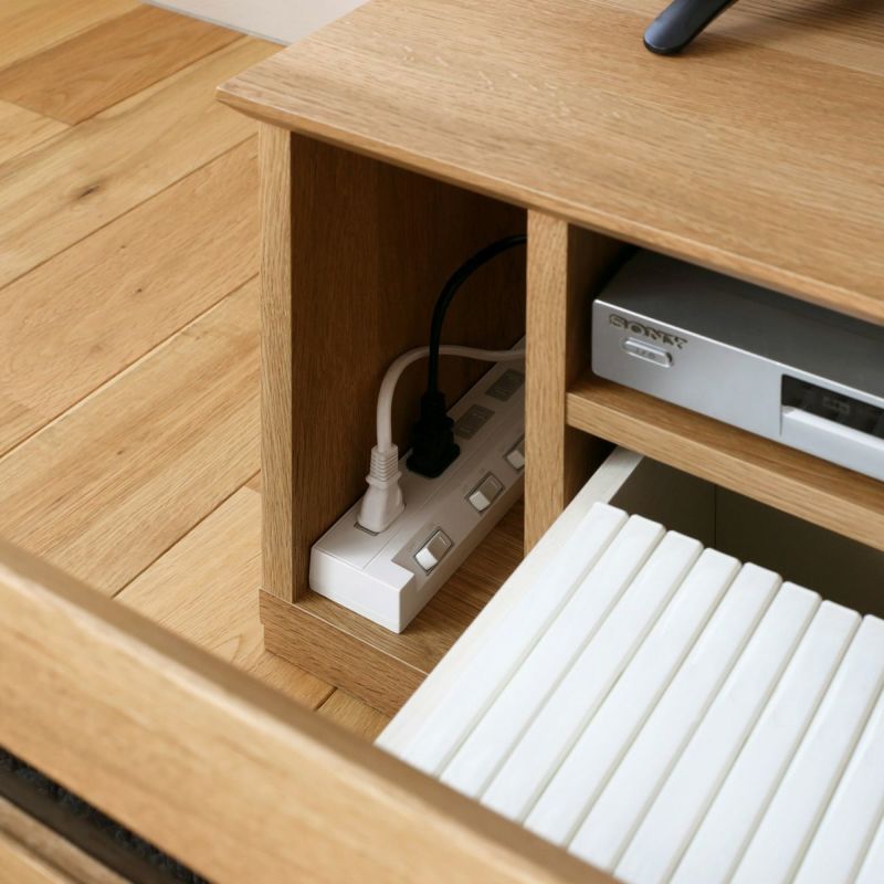 [電源タップの収納]背板がない構造は、電源タップを引き出し横のスペースに収納できるから配線もしやすくて便利です。