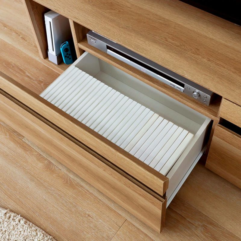 [引き出し収納]DVDやリビング小物の収納に使える引き出し収納。DVDはタイトル面を上にして左右合わせて約68枚収納できます。