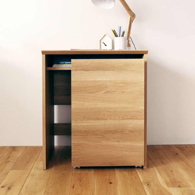 [使わないときはデスク下に収納]同シリーズのデスクの下に入るサイズ。使わないときはデスク下に収納できるので、見た目もすっきりして場所も取りません。