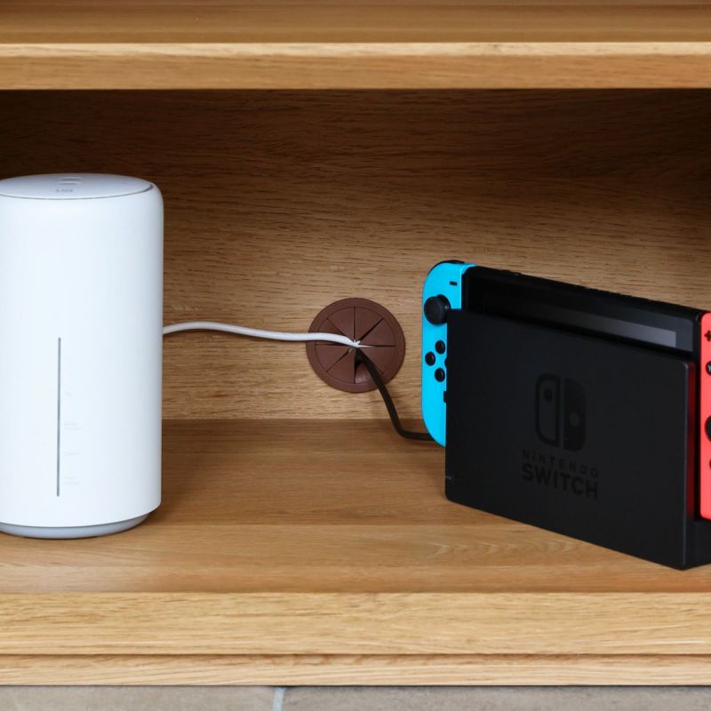 [Wi-Fiルーターやゲーム機の収納ができる配線穴付き]下部に配線用の穴があるので、Wi-Fiルーターやゲーム機をラックの中に隠して収納できます。