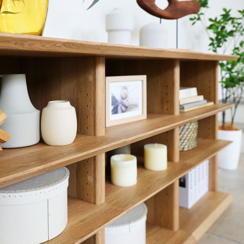 [一枚板のような棚板]棚板を前面に大きくせり出させ、側板の前まで飛び出すデザイン。複数を並べて棚の高さを合わせれば、一枚板の造り付け棚のようになります。※画像はNTU-7090RNA,NTU-7045RNA