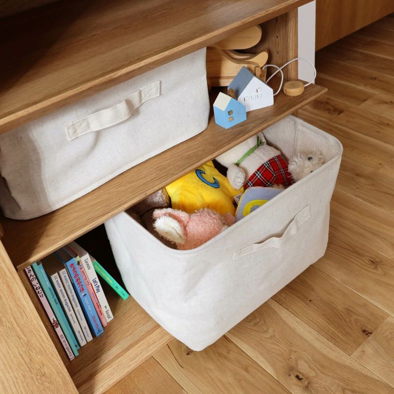 [収納ボックスで棚の中をすっきり整理]移動棚の奥行は35.3cm。市販の収納ボックスを使えば、細かなリビング小物もすっきりと取りやすく整理できます。