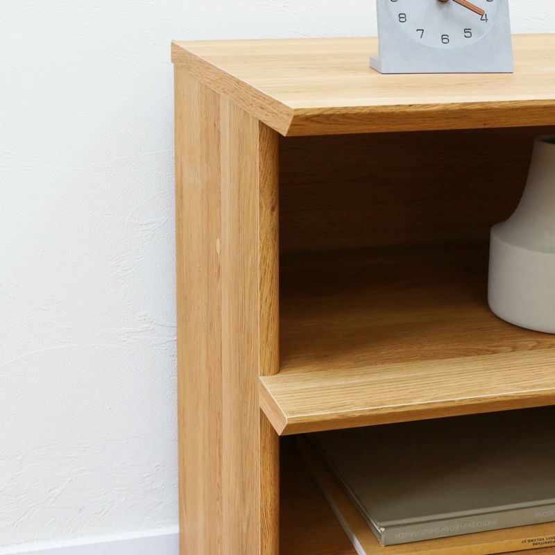 [棚の横ラインを強調する側板]側板のフチを斜めにカットし薄く見せることで、厚みのある棚板の横ラインを強調し魅力を引き立てます。