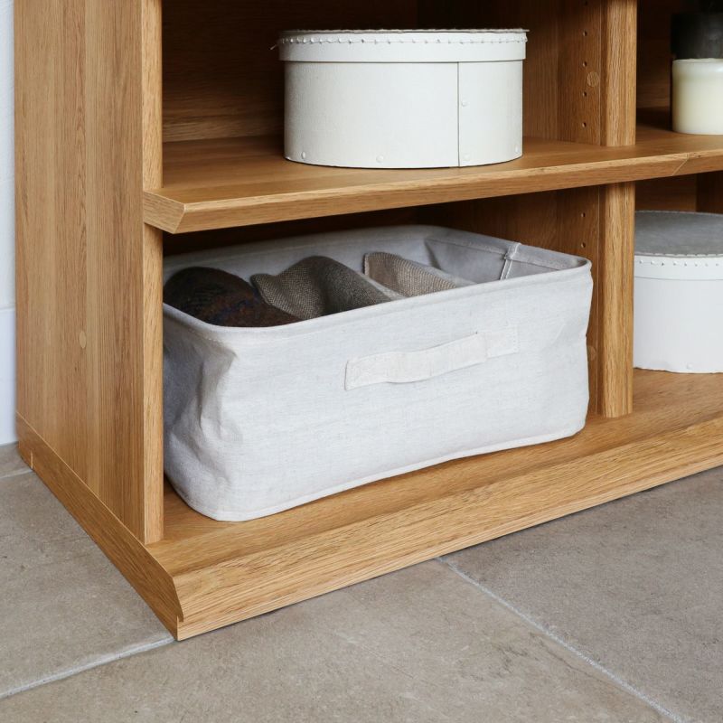 [収納ボックスで棚の中をすっきり整理]移動棚の奥行は35.3cm。市販の収納ボックスを使えば、細かなリビング小物もすっきりと取りやすく整理できます。