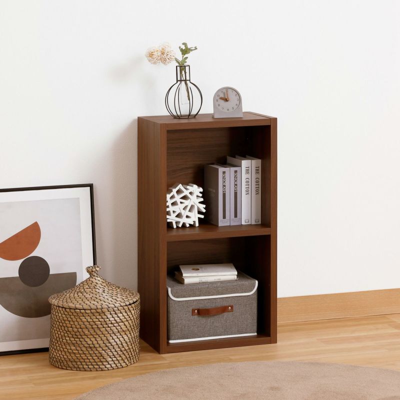 [おおらかで心地よい、風が届ける香り]マス目が美しく並ぶこだわりのラック。板の厚みや優しい木目柄が美しさを際立たせてお部屋の印象を整えます。