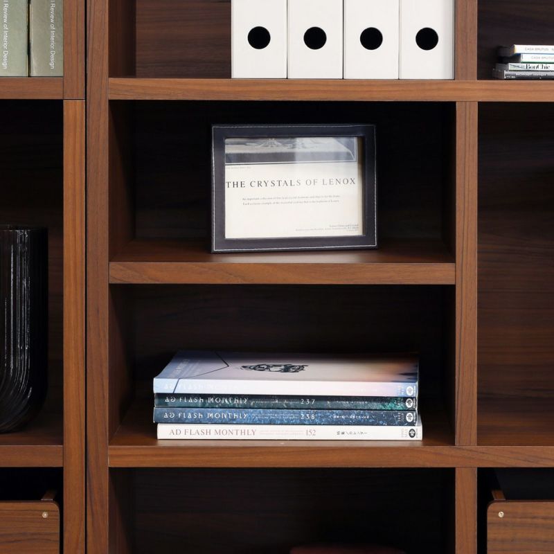 [別売り移動棚で収納力アップ]別売りの移動棚を1マスの半分の高さに設置できます。文庫本などの背の低い本や雑貨の収納におすすめです。