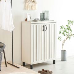 [上品で美しいほめられる玄関に]上質なデザインと機能がそなわったシューズラック。優美なデザインの扉がエレガントな玄関をつくりだします。