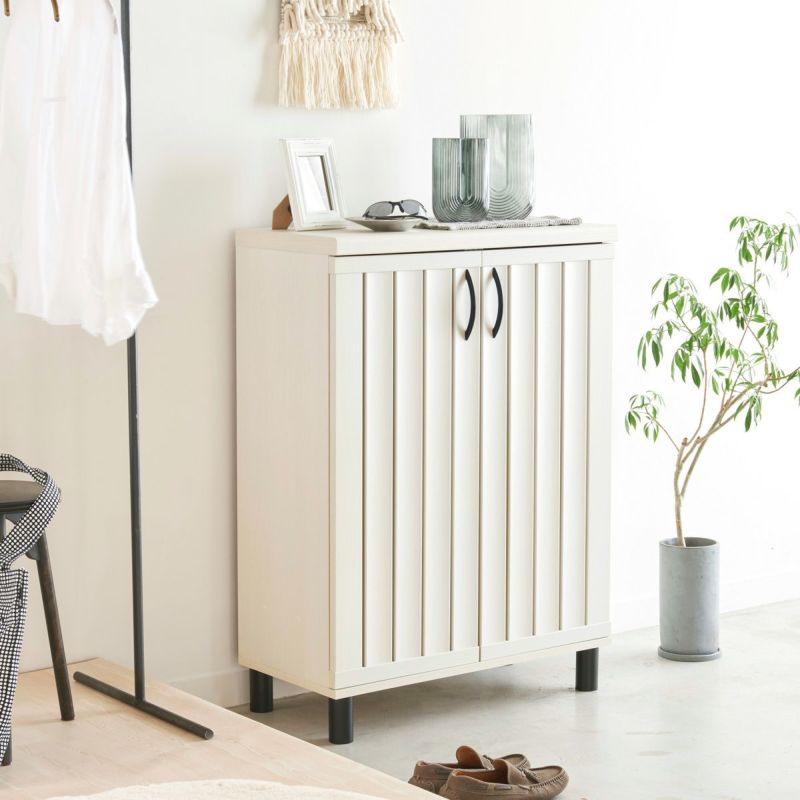 [上品で美しいほめられる玄関に]上質なデザインと機能がそなわったシューズラック。優美なデザインの扉がエレガントな玄関をつくりだします。