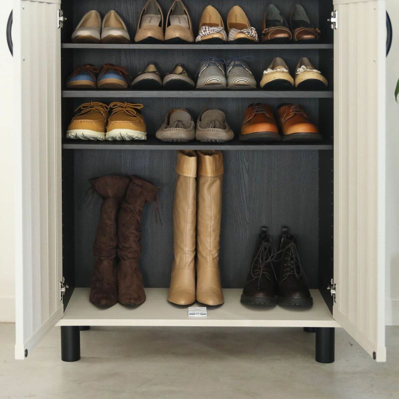 [背の高いブーツも収納可]下段の移動棚を外して使えば、背の高いブーツも収納できます。