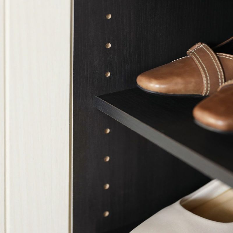 [高さを調節できる移動棚]上扉内の2枚と下扉内の4枚の棚板は3cm間隔で高さを調節できる移動棚。収納したい物に合わせて棚の高さを決めることができます。