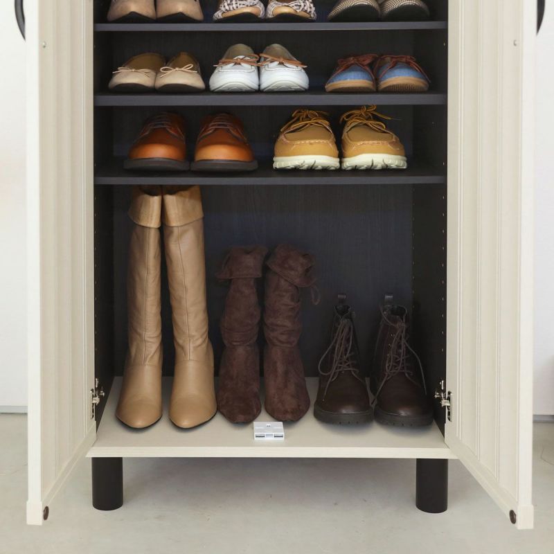 [背の高いブーツも収納可]下段の移動棚を外して使えば、背の高いブーツも収納できます。
