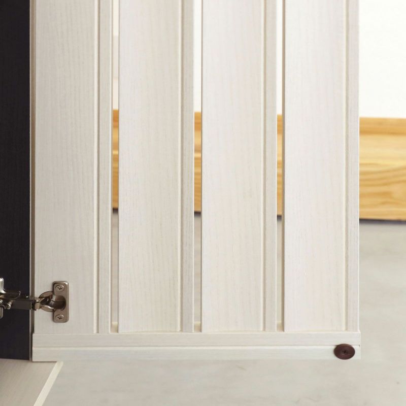 [通気性の良い扉]扉はスリット入りで通気性に優れ、シューズボックス内の臭いや湿気を逃がしやすい構造。見た目にもおしゃれなデザインです。