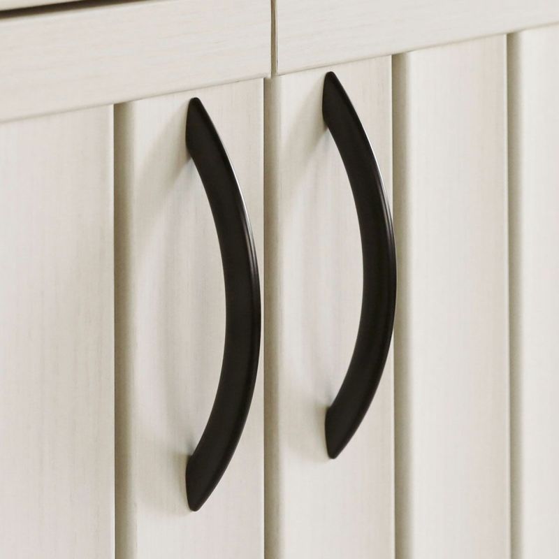 [薄型でスッキリしたアーチ状の取っ手]扉のスリットにあわせたスマートなデザインの取っ手。玄関で洋服などを引っかけにくいアーチ状です。