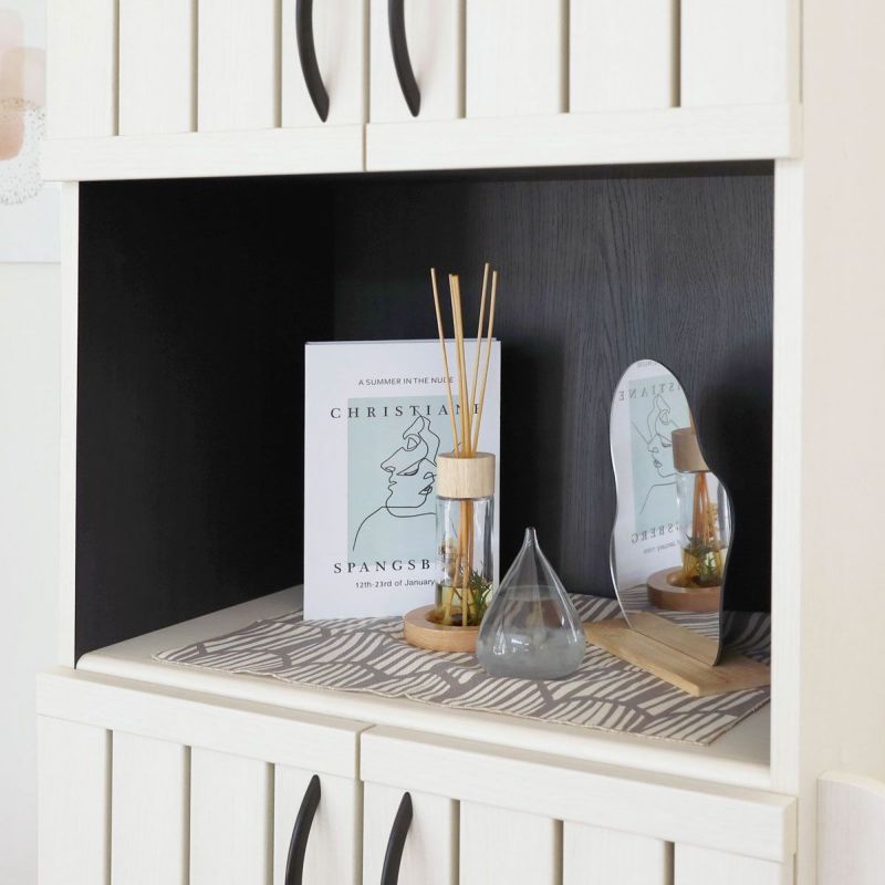 [雑貨が映えるオープンスペース]雑貨や花瓶などを置いて玄関を飾れるスペース。黒木目の背板や側板内面が雑貨を美しく見せます。キーボックスや鏡の置き場としても利用できます。