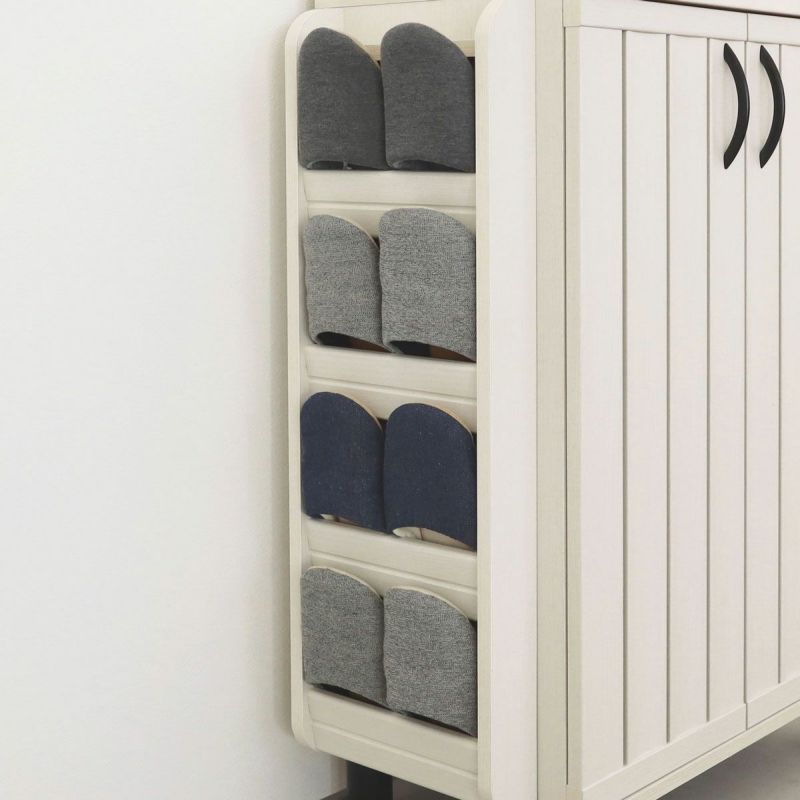 [4足収納できます]標準サイズのスリッパを4足収納できます。