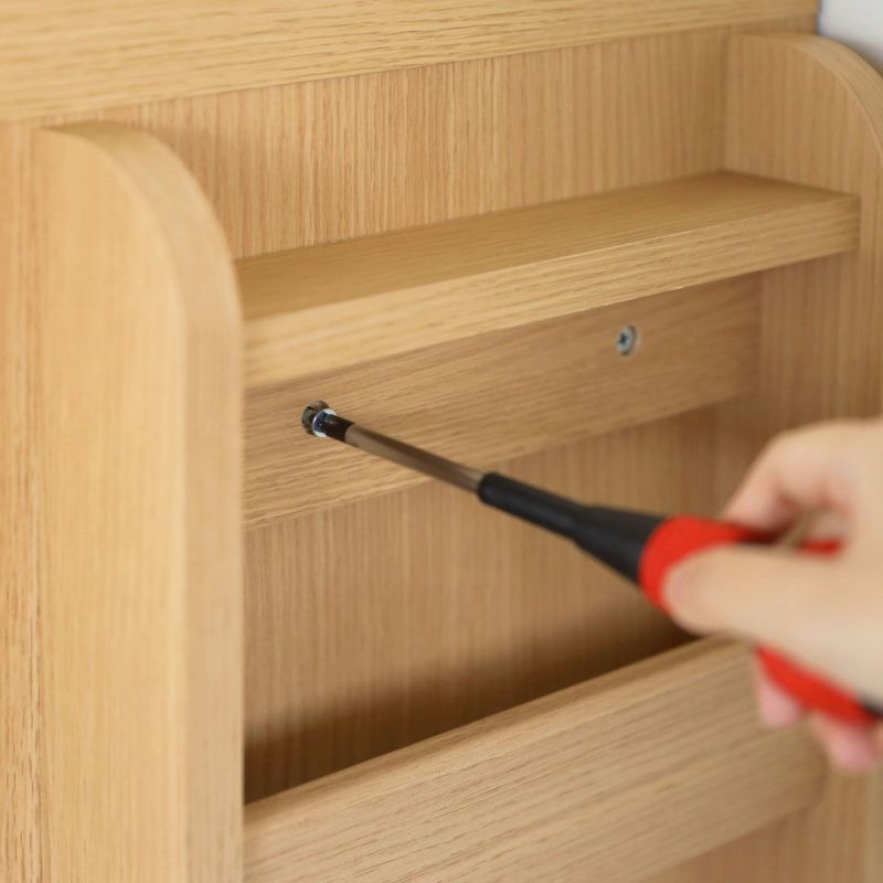 [本体への取り付け方]本体への取り付けは、付属のネジを使って取り付けます。ネジ部分を隠せるシールも付属しています。※画像はNA色