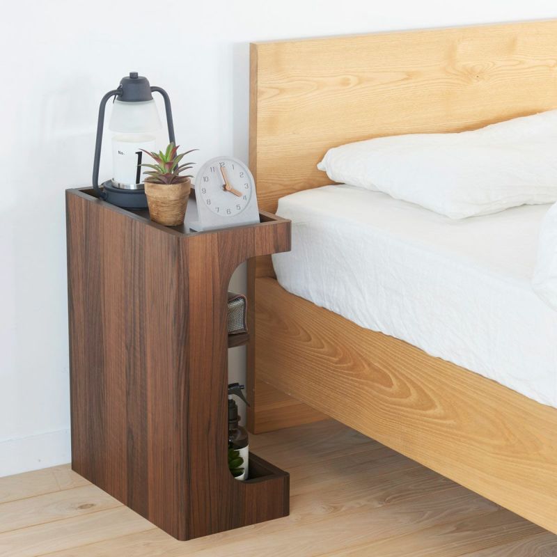 [ベッド周りを快適にするサイドテーブル]ベッド周りの環境改善におすすめ。寝る前のルーティンや睡眠をより快適にすることができます。