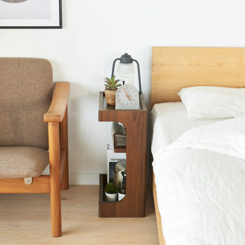 [隙間に置けるスリムサイズ]奥行21.1cmのスリムなサイズ。ベッドと壁や他の家具の間の狭いスペースにも置いて使えます。