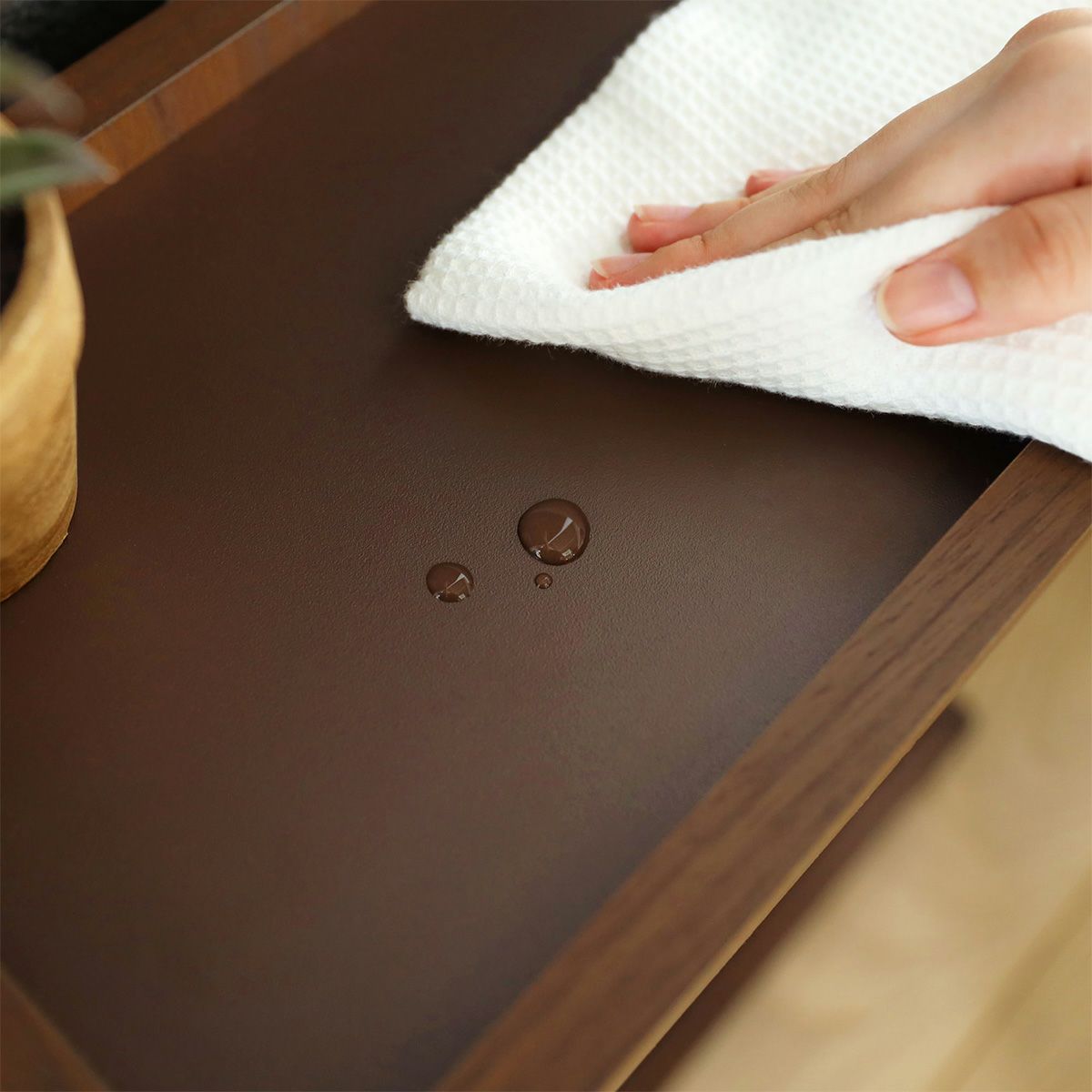 [水に強いメラミン素材]天板の素材は、水や汚れに強いメラミンです。さっと拭き取って綺麗に保つことができます。※水分や汚れがついたら放置せずに拭き取ってください