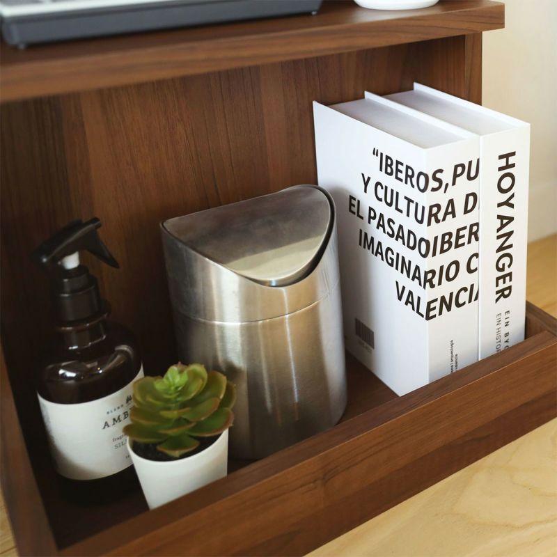 [本なども収納可]中棚の下のスペースは、内寸高さ28.2cm。寝る前に読む本などを収納できます。