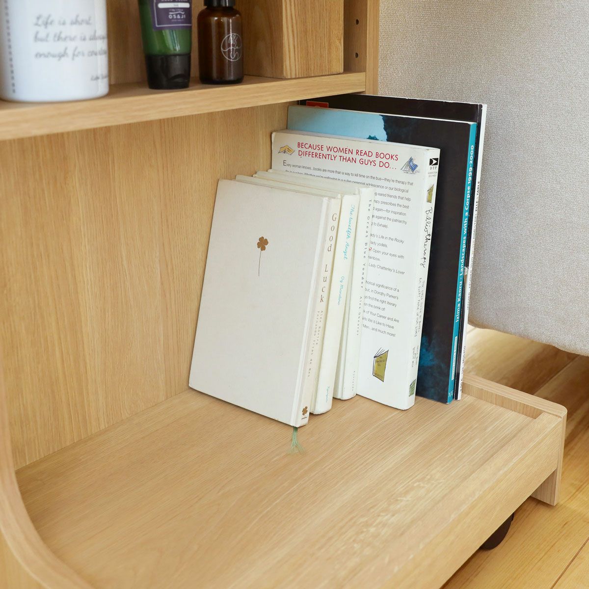 [本や雑誌も収納可]移動棚の下のスペースには、癒し時間に読む本や雑誌を収納できます。