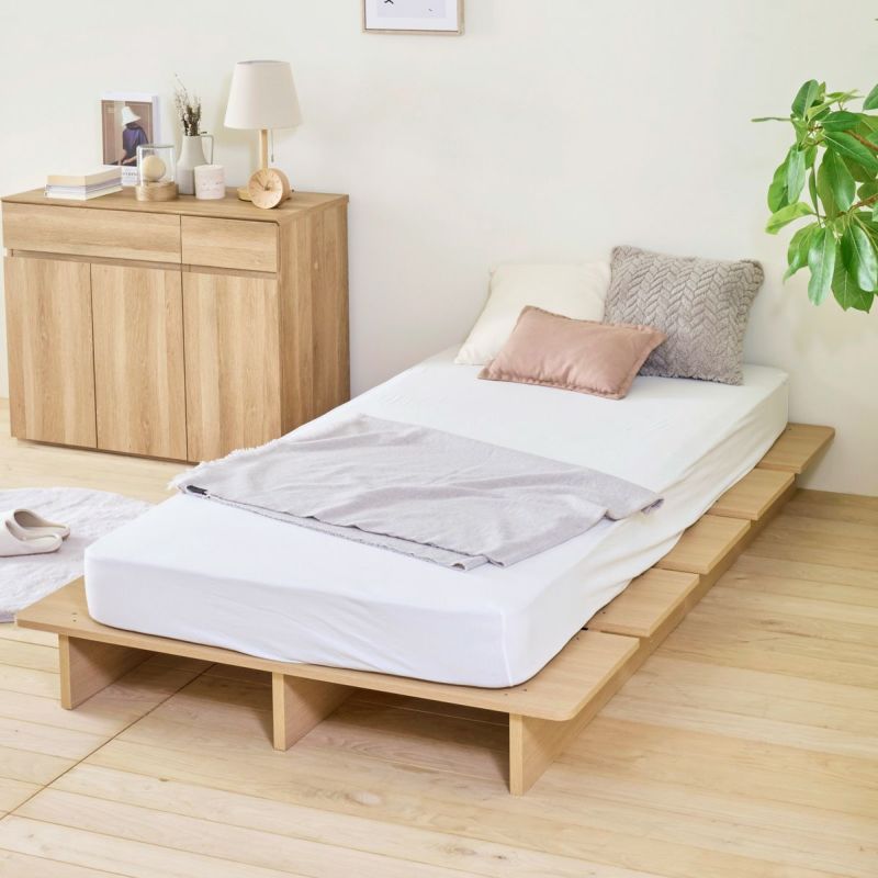 [心ほどける、光と木のぬくもり]寝室を広く見せるロースタイルベッド。開放感のある空間と木のぬくもりで快適な眠りをサポートします。