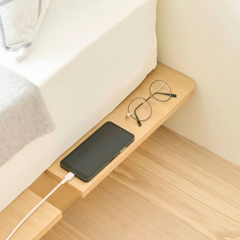 [小物を置けるベッドサイドスペース]マットレスの両サイドにスペースができるので、スマホなどの小物を置くことができます。