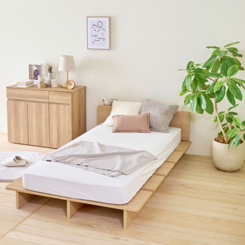 [ボナセラ専用ヘッドボード（本体別売り）]シングルサイズのベッドフレームに取り付けて使えます。枕元の小物置き場や、枕のずれ落ち防止として使いたい方におすすめです。※ベッドと壁などで挟んで使用してください