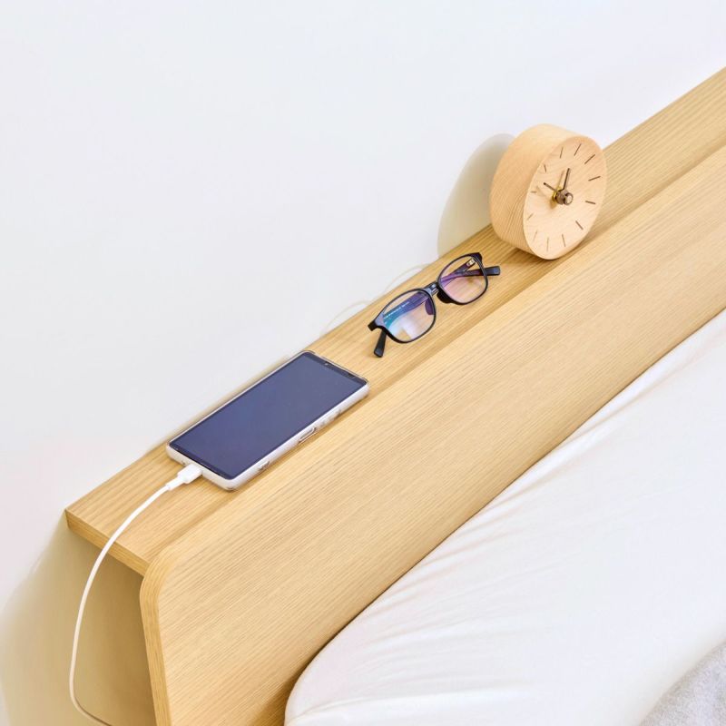 [スマホや時計の置き場所]奥行9.8cmの天板付き。手が届くところにスマホや時計・メガネなどを置くことができます。