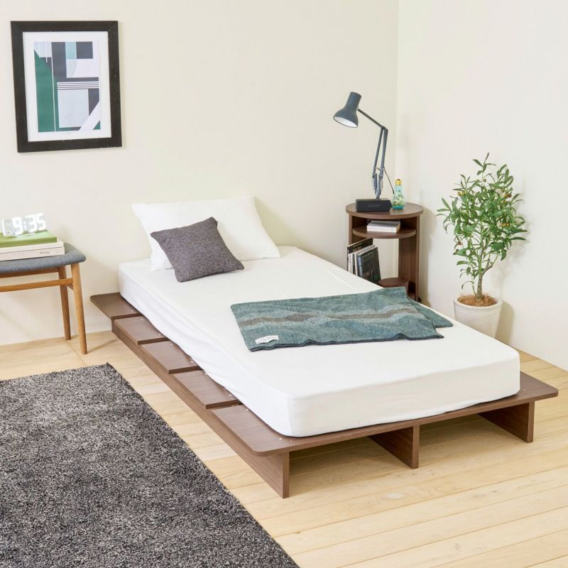 [心ほどける、光と木のぬくもり]寝室を広く見せるロースタイルベッド。開放感のある空間と木のぬくもりで快適な眠りをサポートします。