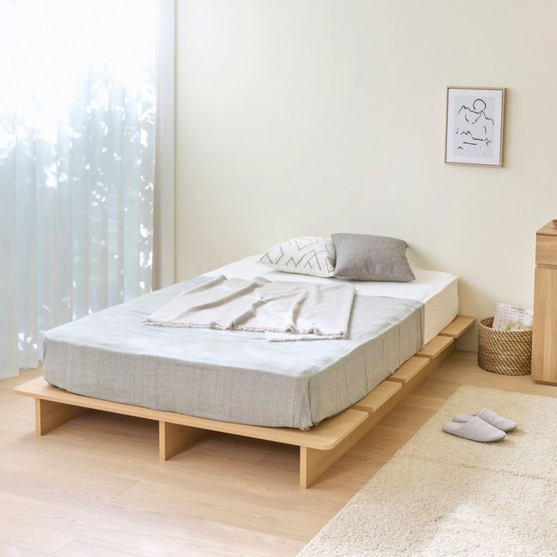 [心ほどける、光と木のぬくもり]寝室を広く見せるロースタイルベッド。開放感のある空間と木のぬくもりで快適な眠りをサポートします。