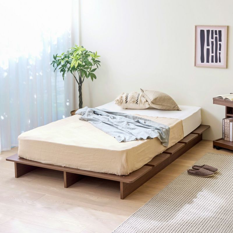 [心ほどける、光と木のぬくもり]寝室を広く見せるロースタイルベッド。開放感のある空間と木のぬくもりで快適な眠りをサポートします。