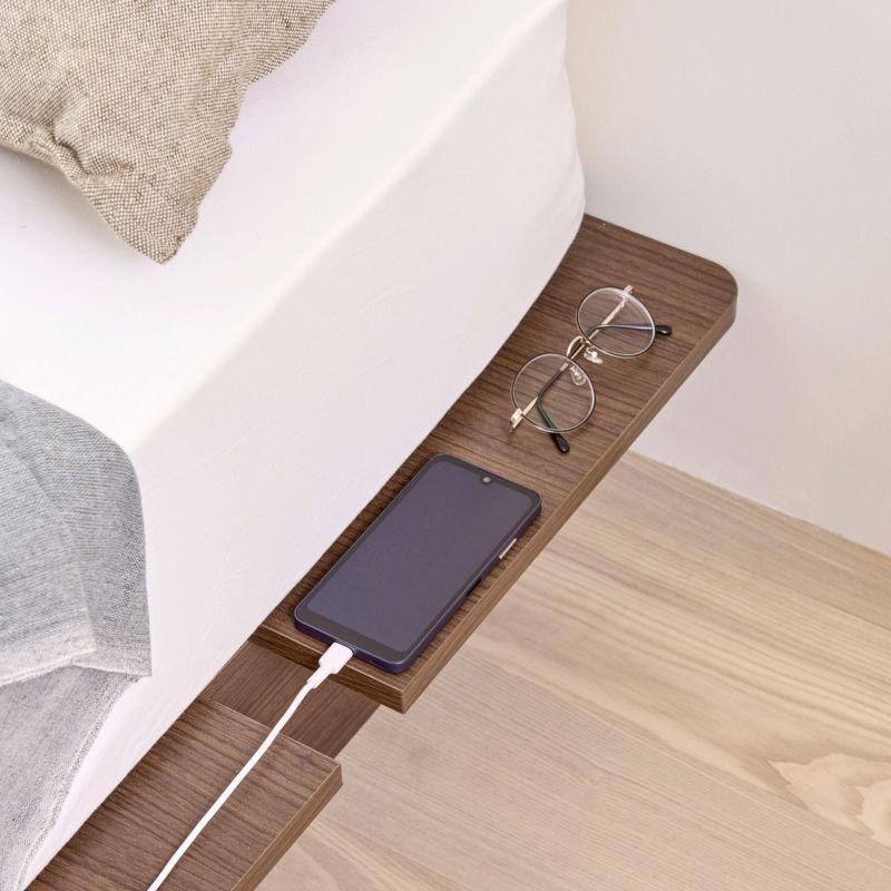 [小物を置けるベッドサイドスペース]マットレスの両サイドにスペースができるので、スマホなどの小物を置くことができます。