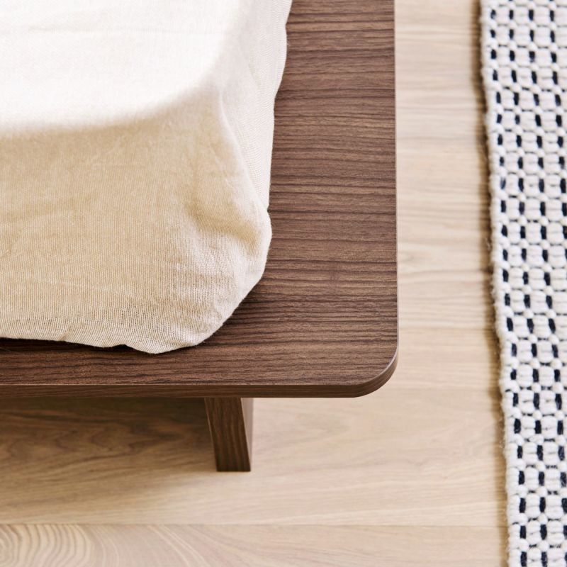 [角が丸い安心デザイン]ベッドフレームの角は丸みがあるので、ぶつけても怪我をしにくく安心です。